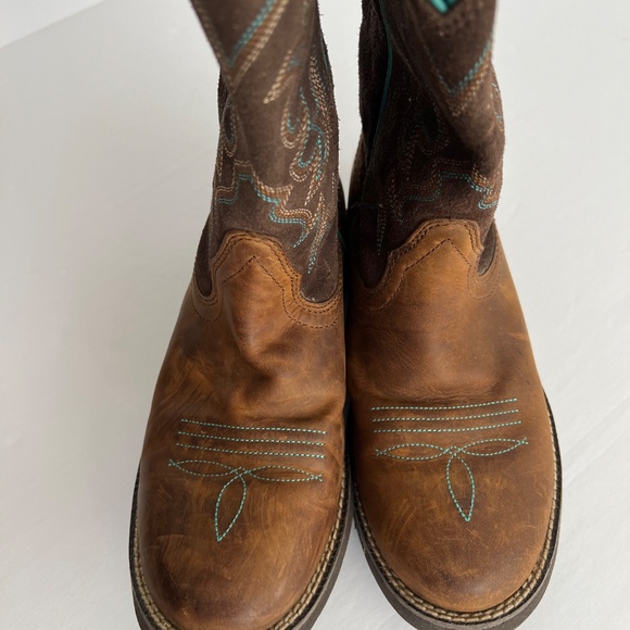 Ariat Women's Delilah Round Toe Western Boot Distressed size 6B - Picture 2 of 11